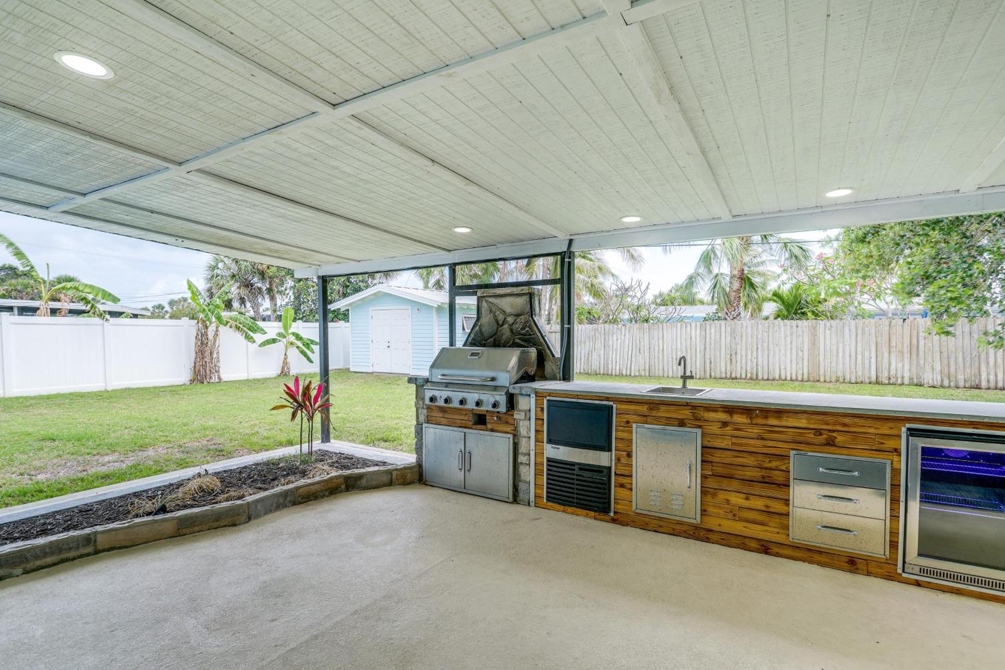 Pet-Friendly Cocoa Beach Home Walk To Beach! 외부 사진