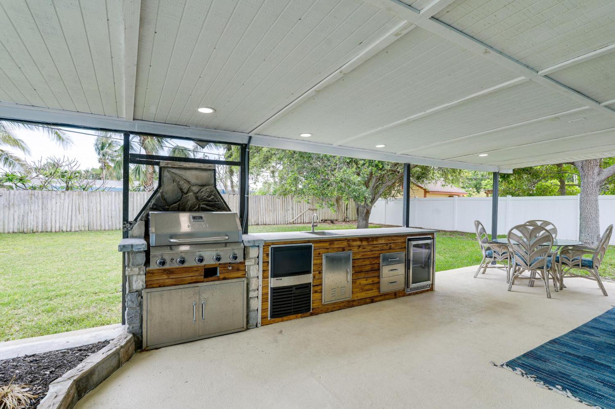 Pet-Friendly Cocoa Beach Home Walk To Beach! 외부 사진