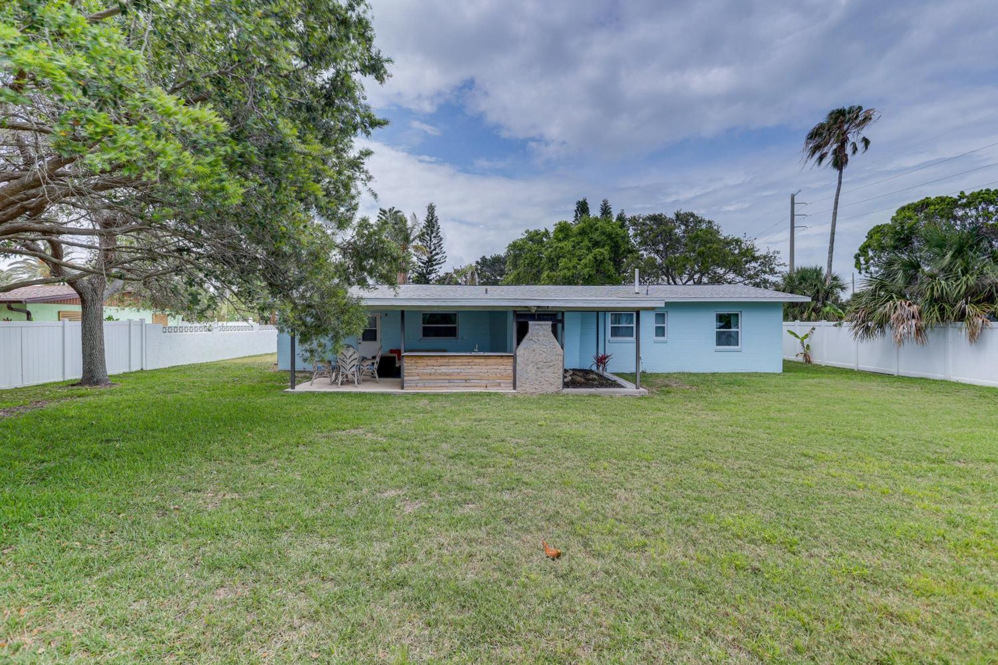 Pet-Friendly Cocoa Beach Home Walk To Beach! 외부 사진
